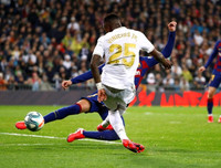 [ẢNH] Dự khán Siêu kinh điển, Ronaldo khoái chí nhìn Messi bạc nhược trước Real