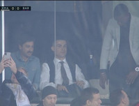 [ẢNH] Dự khán Siêu kinh điển, Ronaldo khoái chí nhìn Messi bạc nhược trước Real