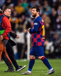 [ẢNH] Dự khán Siêu kinh điển, Ronaldo khoái chí nhìn Messi bạc nhược trước Real