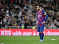 [ẢNH] Dự khán Siêu kinh điển, Ronaldo khoái chí nhìn Messi bạc nhược trước Real