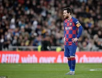 [ẢNH] Dự khán Siêu kinh điển, Ronaldo khoái chí nhìn Messi bạc nhược trước Real