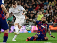 [ẢNH] Dự khán Siêu kinh điển, Ronaldo khoái chí nhìn Messi bạc nhược trước Real