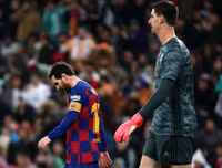 [ẢNH] Dự khán Siêu kinh điển, Ronaldo khoái chí nhìn Messi bạc nhược trước Real