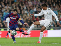 [ẢNH] Dự khán Siêu kinh điển, Ronaldo khoái chí nhìn Messi bạc nhược trước Real