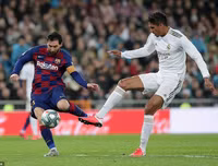 [ẢNH] Dự khán Siêu kinh điển, Ronaldo khoái chí nhìn Messi bạc nhược trước Real