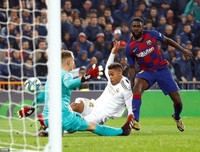 [ẢNH] Dự khán Siêu kinh điển, Ronaldo khoái chí nhìn Messi bạc nhược trước Real