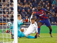 [ẢNH] Dự khán Siêu kinh điển, Ronaldo khoái chí nhìn Messi bạc nhược trước Real