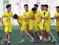 [ẢNH] Cầu thủ THPT Đống Đa công kênh HLV sau chiến thắng nghẹt thở