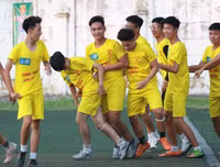 [ẢNH] Cầu thủ THPT Đống Đa công kênh HLV sau chiến thắng nghẹt thở