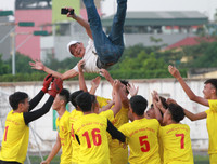 [ẢNH] Cầu thủ THPT Đống Đa công kênh HLV sau chiến thắng nghẹt thở