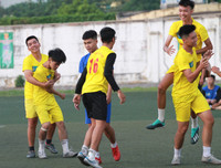 [ẢNH] Cầu thủ THPT Đống Đa công kênh HLV sau chiến thắng nghẹt thở