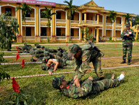 Bộ đội Hà Nội thi bắn súng trường, gói thuốc nổ, võ chiến đấu