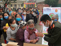 [ẢNH] Người dân Hạ Mỗ hứng khởi nhận 1.600 chai nước rửa tay khô miễn phí