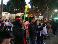 [ẢNH] Biển người đổ ra đường ăn mừng trong ngày trọng đại của bóng đá Việt Nam