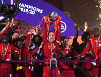 [ẢNH] Mở tiệc bàn thắng trước Chelsea, Liverpool lần đầu nâng cúp vô địch Premier League