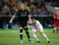 [ẢNH] Ngay cả Tấn Trường, Phí Minh Long cũng không tệ hại như Karius của Liverpool