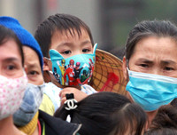 [ẢNH] Người dân Hạ Mỗ hứng khởi nhận 1.600 chai nước rửa tay khô miễn phí