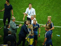 [ẢNH] Bị giễu cợt, đội Thụy Điển lao vào đòi tẩn nhau với Đức