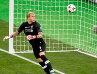 [ẢNH] Ngay cả Tấn Trường, Phí Minh Long cũng không tệ hại như Karius của Liverpool