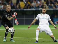 [ẢNH] Ngay cả Tấn Trường, Phí Minh Long cũng không tệ hại như Karius của Liverpool