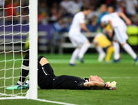 [ẢNH] Ngay cả Tấn Trường, Phí Minh Long cũng không tệ hại như Karius của Liverpool