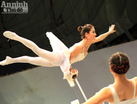 Hình ảnh hậu trường ít thấy của nghệ sỹ xiếc trước giờ sân khấu sáng đèn