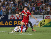 [ẢNH] Fan nữ xinh như mộng đến sân xem Xuân Trường, Quang Hải trổ tài