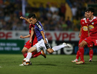 [ẢNH] Fan nữ xinh như mộng đến sân xem Xuân Trường, Quang Hải trổ tài