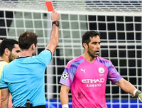 [ẢNH] Pep Guardiola buộc phải sử dụng hậu vệ làm thủ môn như thế nào?