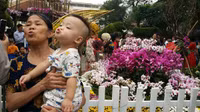 [Ảnh] Người dân Hà Nội chen chân chụp ảnh bên hoa anh đào Nhật Bản