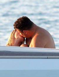 [ẢNH] Ronaldo quấn quýt bên bạn gái kém 15 tuổi trên du thuyền