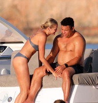 [ẢNH] Ronaldo quấn quýt bên bạn gái kém 15 tuổi trên du thuyền