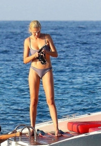 [ẢNH] Ronaldo quấn quýt bên bạn gái kém 15 tuổi trên du thuyền