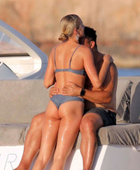 [ẢNH] Ronaldo quấn quýt bên bạn gái kém 15 tuổi trên du thuyền