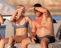 [ẢNH] Ronaldo quấn quýt bên bạn gái kém 15 tuổi trên du thuyền