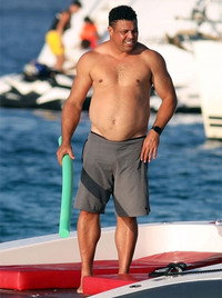 [ẢNH] Ronaldo quấn quýt bên bạn gái kém 15 tuổi trên du thuyền