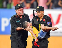 Chiến sĩ CSCĐ, trọng tài Ngô Duy Lân và những hành động cứu người kịp thời trên sân cỏ Việt Nam