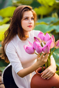 [Ảnh] Dân mạng mê mẩn với bộ ảnh của cô gái Tây chụp bên đầm sen