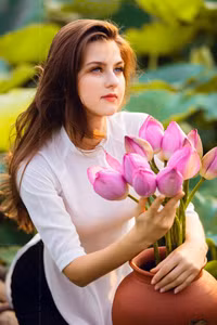 [Ảnh] Dân mạng mê mẩn với bộ ảnh của cô gái Tây chụp bên đầm sen