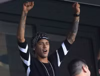 [Ảnh] Neymar ra mắt fans như ông hoàng, hoành tráng nhất lịch sử bóng đá Pháp