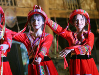 [ẢNH] Ngắm thiếu nữ Pà Thẻn duyên dáng trong điệu múa truyền thống