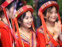 [ẢNH] Ngắm thiếu nữ Pà Thẻn duyên dáng trong điệu múa truyền thống