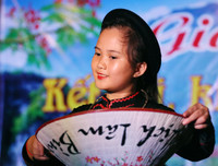 [ẢNH] Ngắm thiếu nữ Pà Thẻn duyên dáng trong điệu múa truyền thống