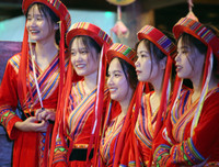 [ẢNH] Ngắm thiếu nữ Pà Thẻn duyên dáng trong điệu múa truyền thống