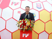 Giggs và Scholes thích thú xem đội trẻ PVF đánh bại mầm non giải Ngoại hạng Anh