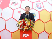 Giggs và Scholes thích thú xem đội trẻ PVF đánh bại mầm non giải Ngoại hạng Anh