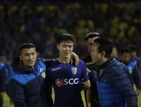 [ẢNH] Hòa khó tin và mất chức vô địch, cầu thủ Hà Nội khóc đẫm nước mắt