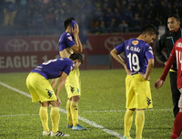 [ẢNH] Hòa khó tin và mất chức vô địch, cầu thủ Hà Nội khóc đẫm nước mắt