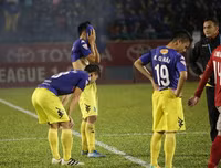 [ẢNH] Hòa khó tin và mất chức vô địch, cầu thủ Hà Nội khóc đẫm nước mắt