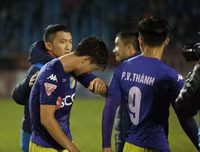 [ẢNH] Hòa khó tin và mất chức vô địch, cầu thủ Hà Nội khóc đẫm nước mắt